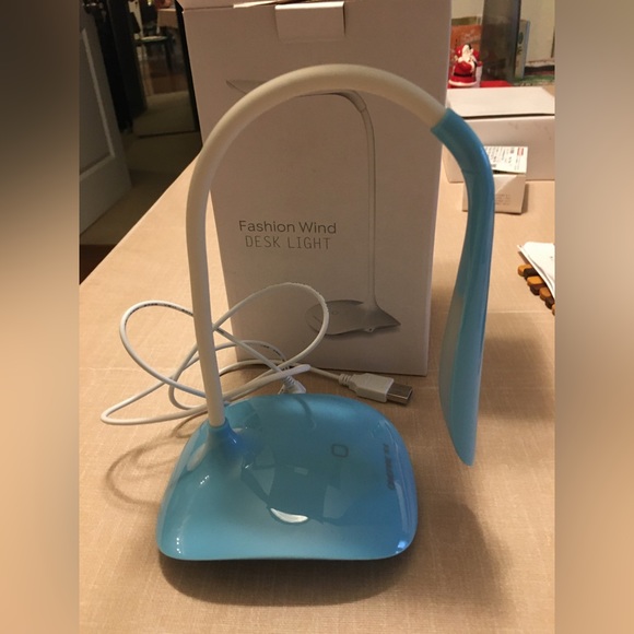 ONEFIRE Fashion wind LED desk light with USB - Picture 9 of 9